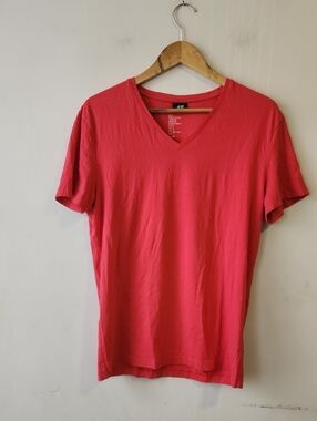 H&M Men's V-Neck Tee in Coral Pink. New Without Tag
